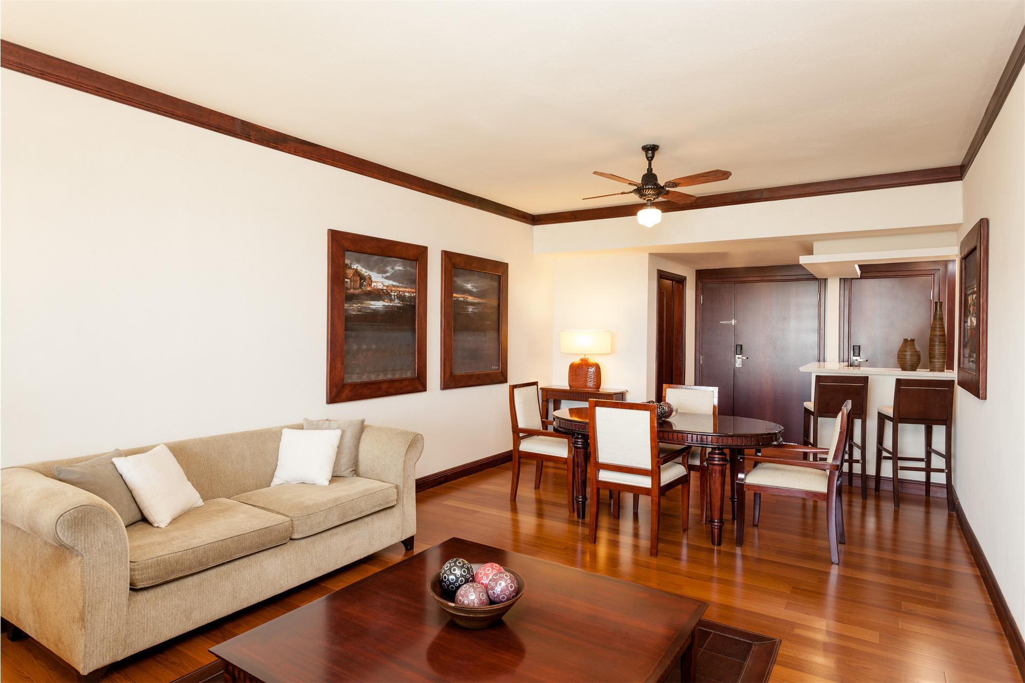 Sheraton Colonia Golf And Spa Resort Colonia del Sacramento Esterno foto A living room with a ceiling fan