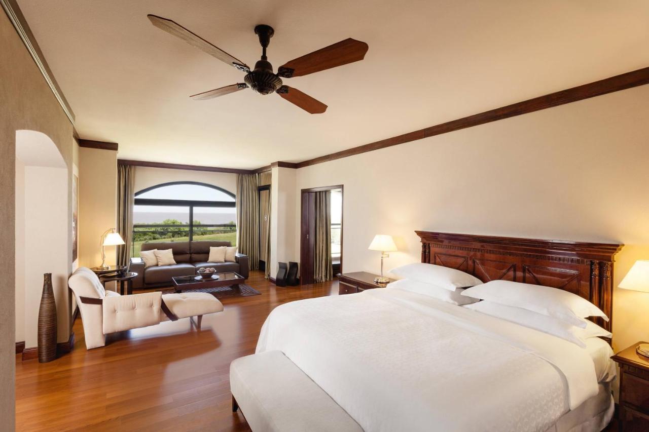 Sheraton Colonia Golf And Spa Resort Colonia del Sacramento Esterno foto A guest room at the Four Seasons Hotel
