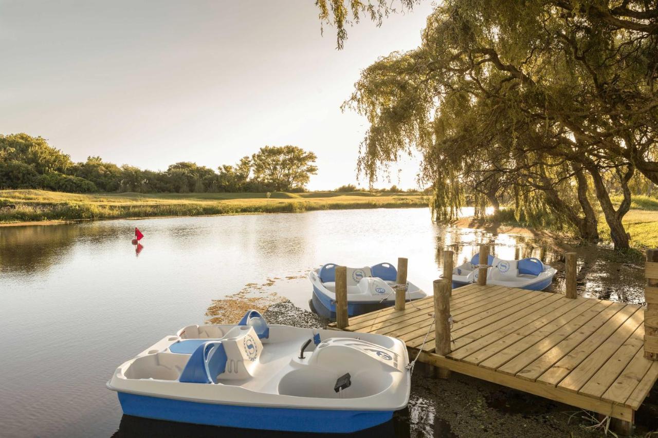 Sheraton Colonia Golf And Spa Resort Colonia del Sacramento Esterno foto The lake at the park