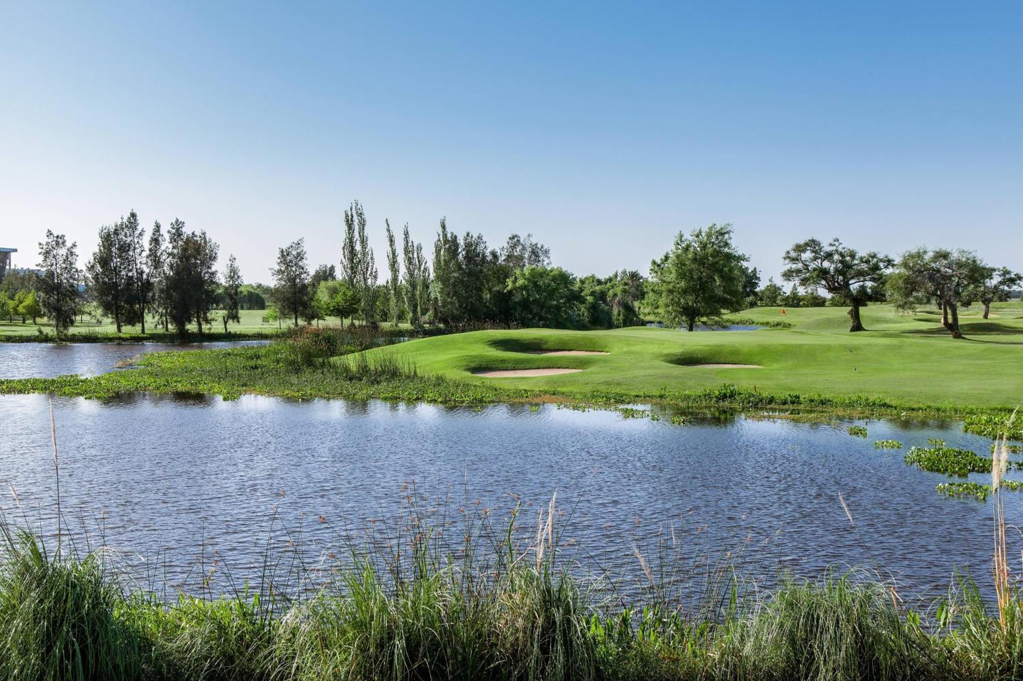 Sheraton Colonia Golf And Spa Resort Colonia del Sacramento Esterno foto Golf course in the city