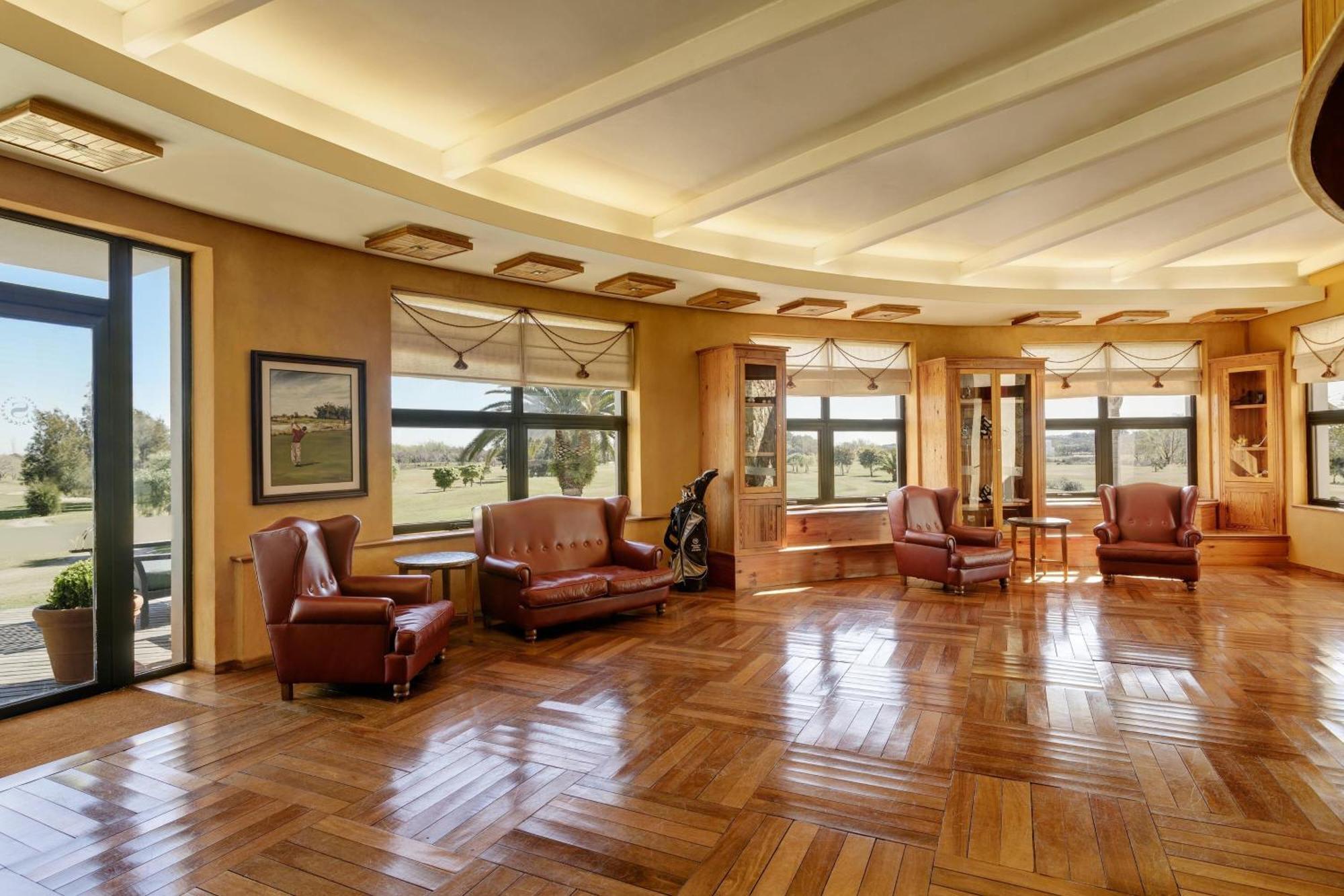 Sheraton Colonia Golf And Spa Resort Colonia del Sacramento Esterno foto Clubhouse interior
