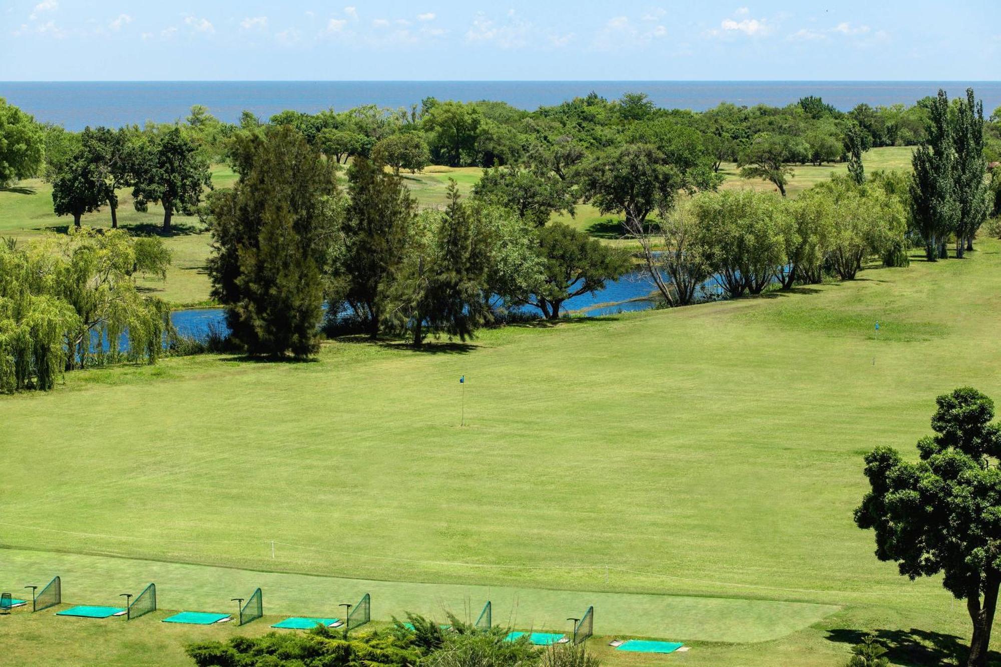 Sheraton Colonia Golf And Spa Resort Colonia del Sacramento Esterno foto View of the golf course