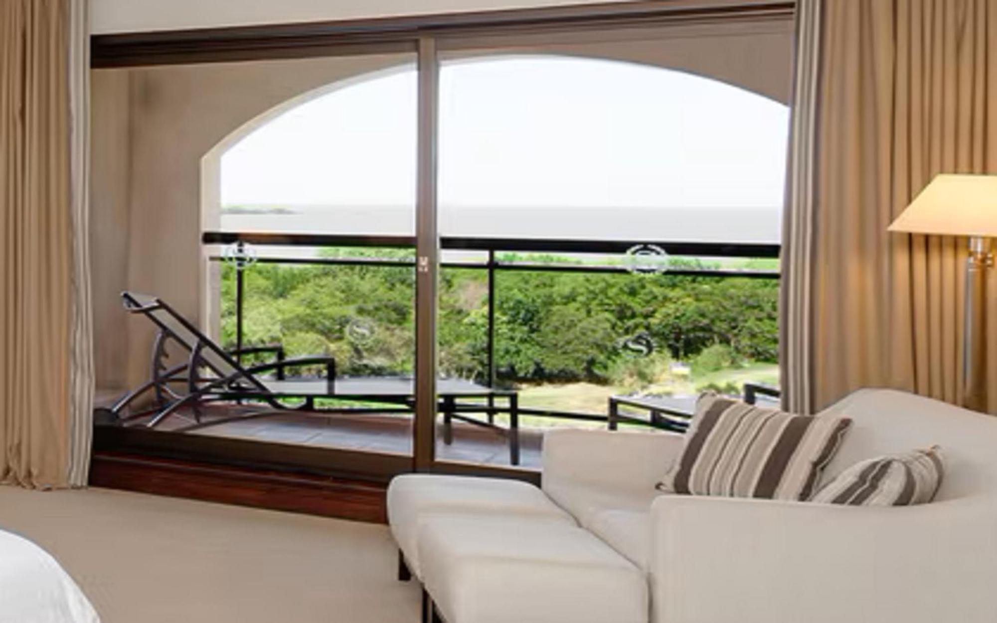 Sheraton Colonia Golf And Spa Resort Colonia del Sacramento Esterno foto A window with a roller blind