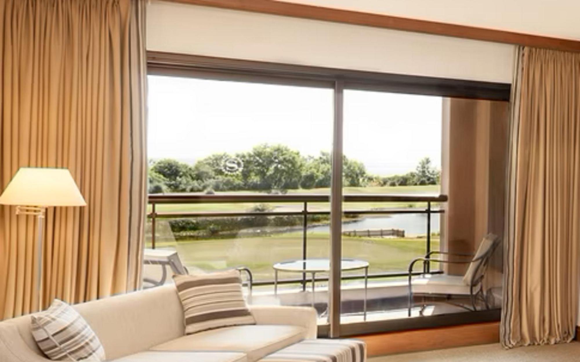 Sheraton Colonia Golf And Spa Resort Colonia del Sacramento Esterno foto A view of the golf course from a suite