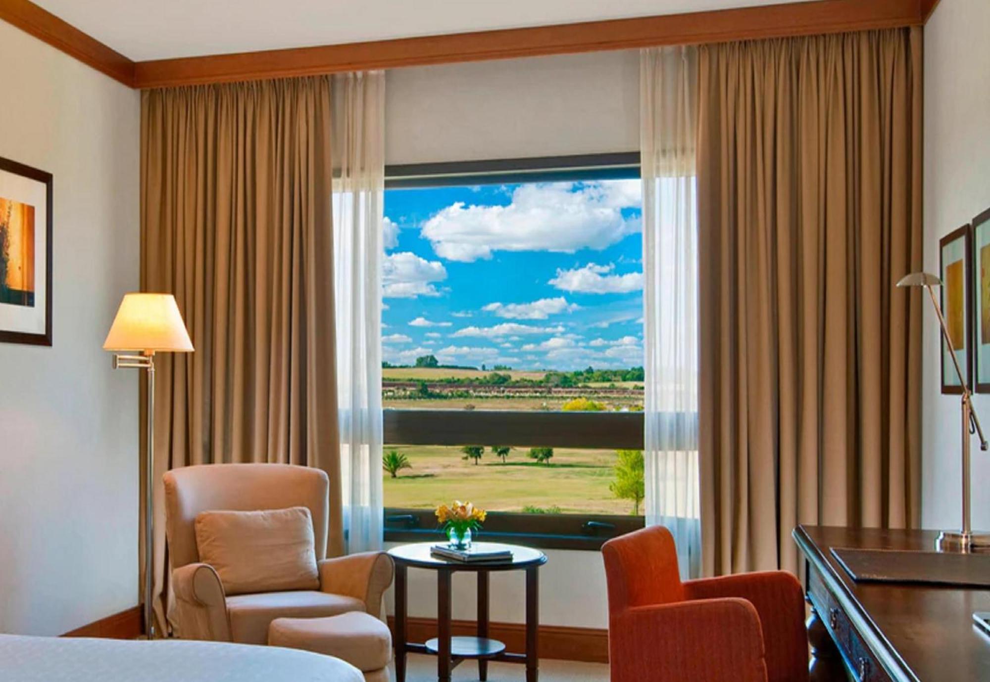Sheraton Colonia Golf And Spa Resort Colonia del Sacramento Esterno foto A room at the hotel