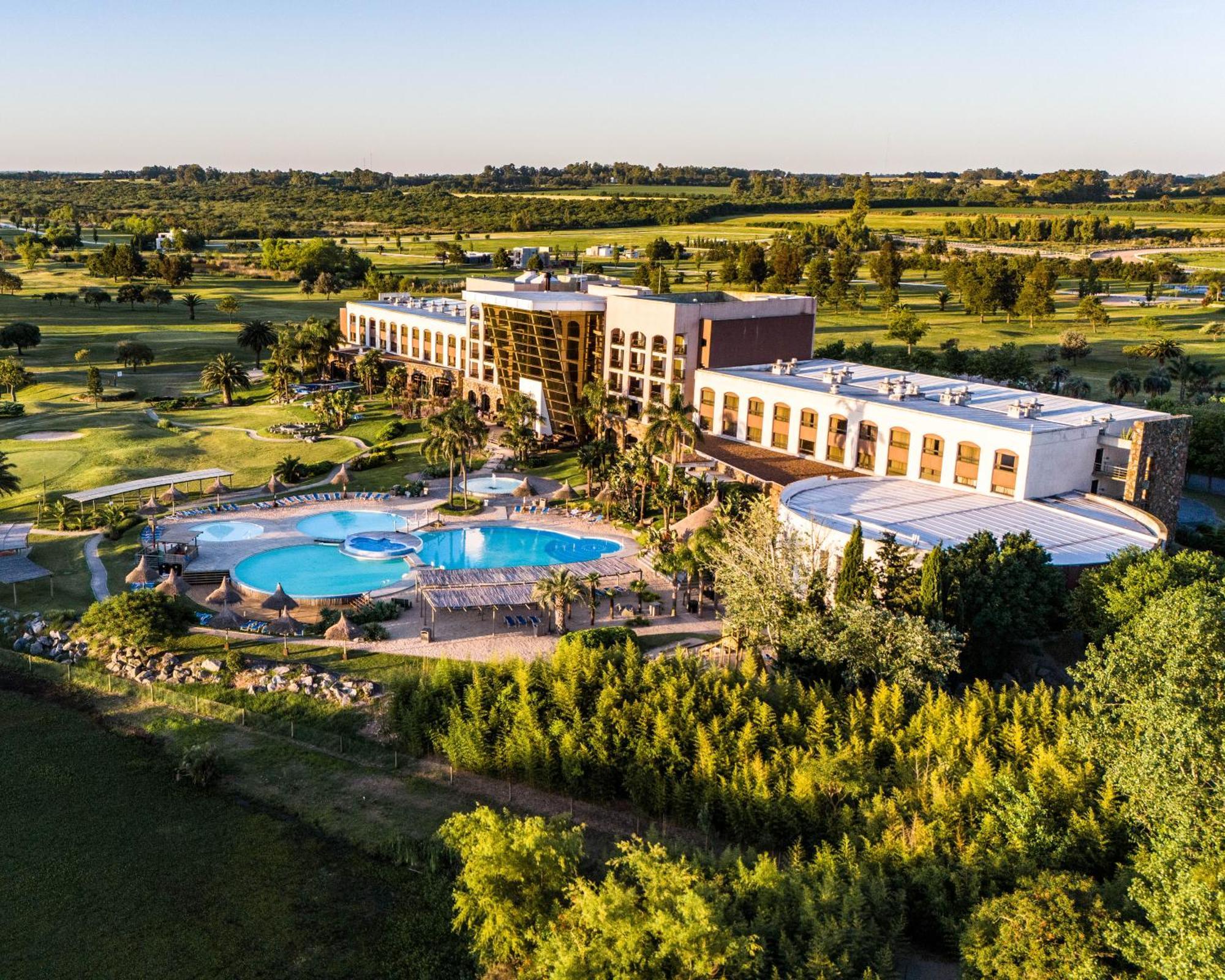 Sheraton Colonia Golf And Spa Resort Colonia del Sacramento Esterno foto Aerial view of the hotel
