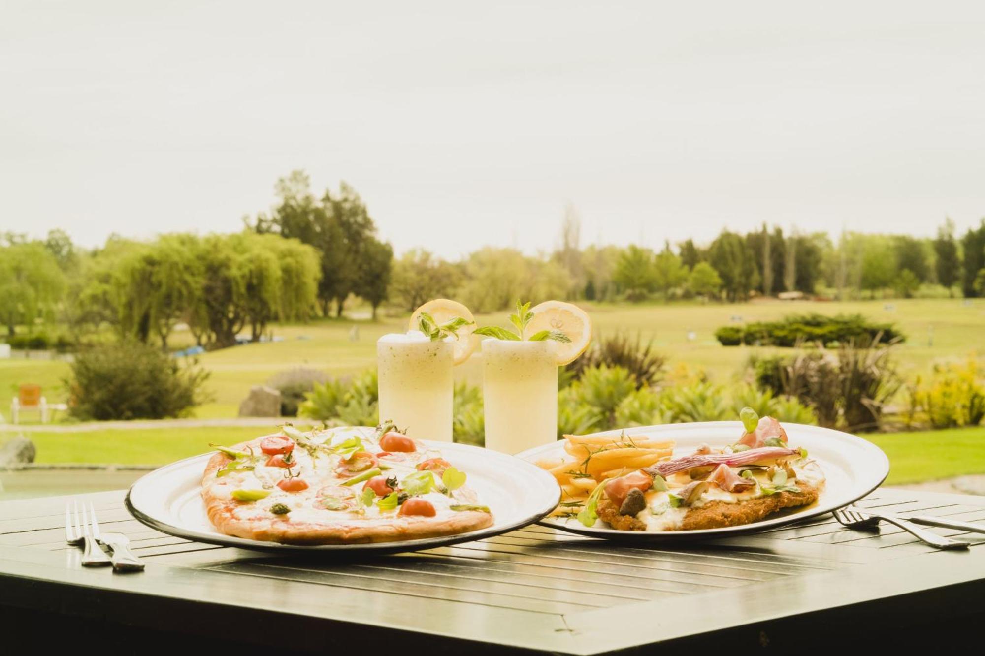 Sheraton Colonia Golf And Spa Resort Colonia del Sacramento Esterno foto A view of the golf course from the restaurant