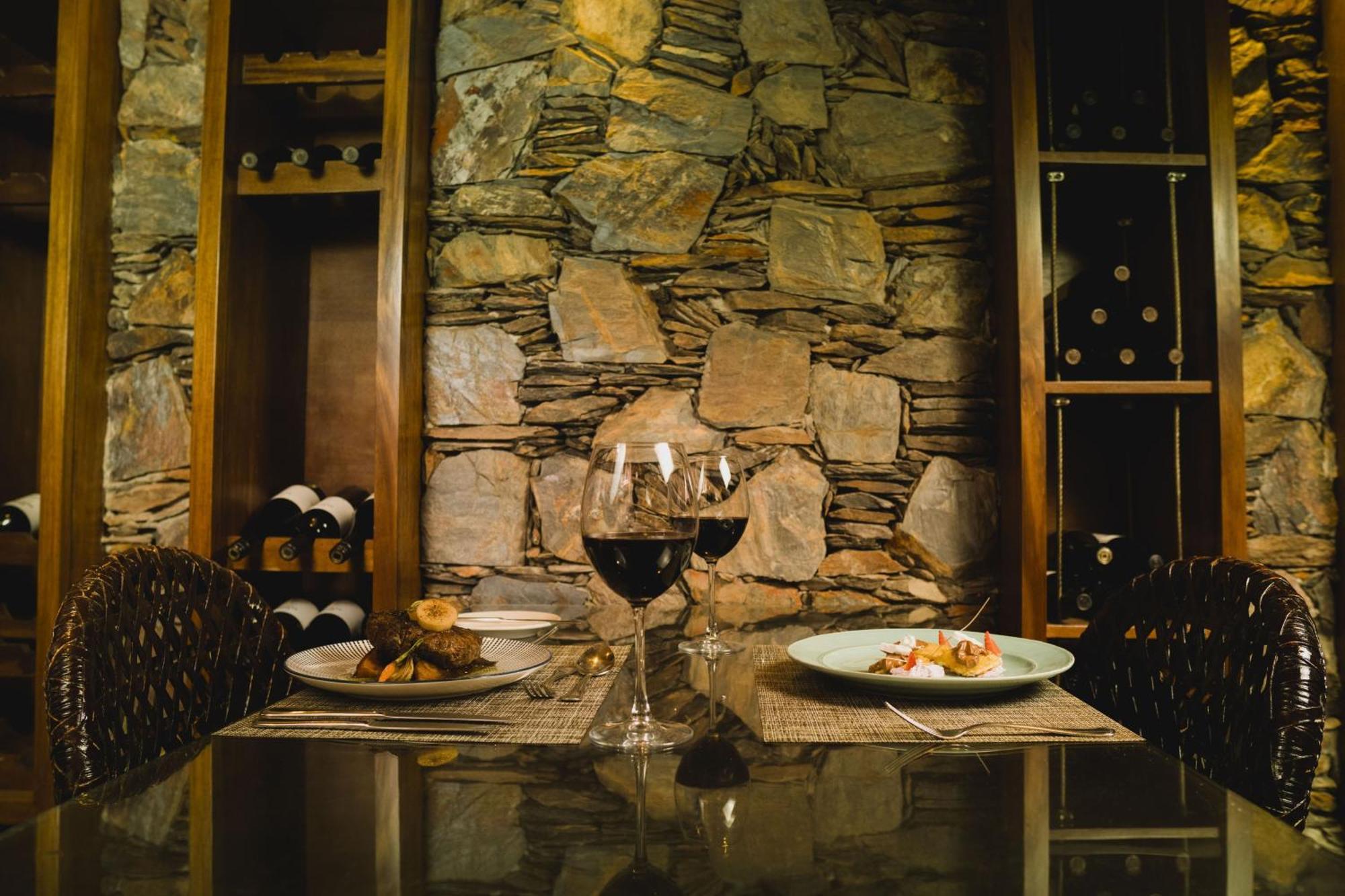 Sheraton Colonia Golf And Spa Resort Colonia del Sacramento Esterno foto Wine tasting at the Wine Museum