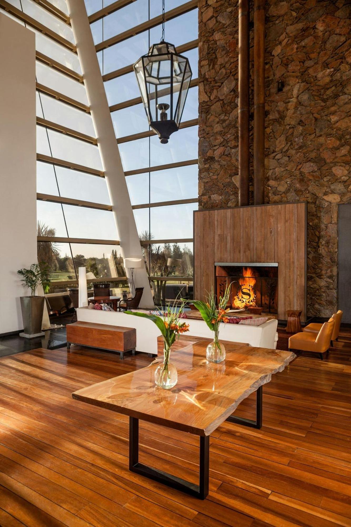Sheraton Colonia Golf And Spa Resort Colonia del Sacramento Esterno foto Interior of the clubhouse