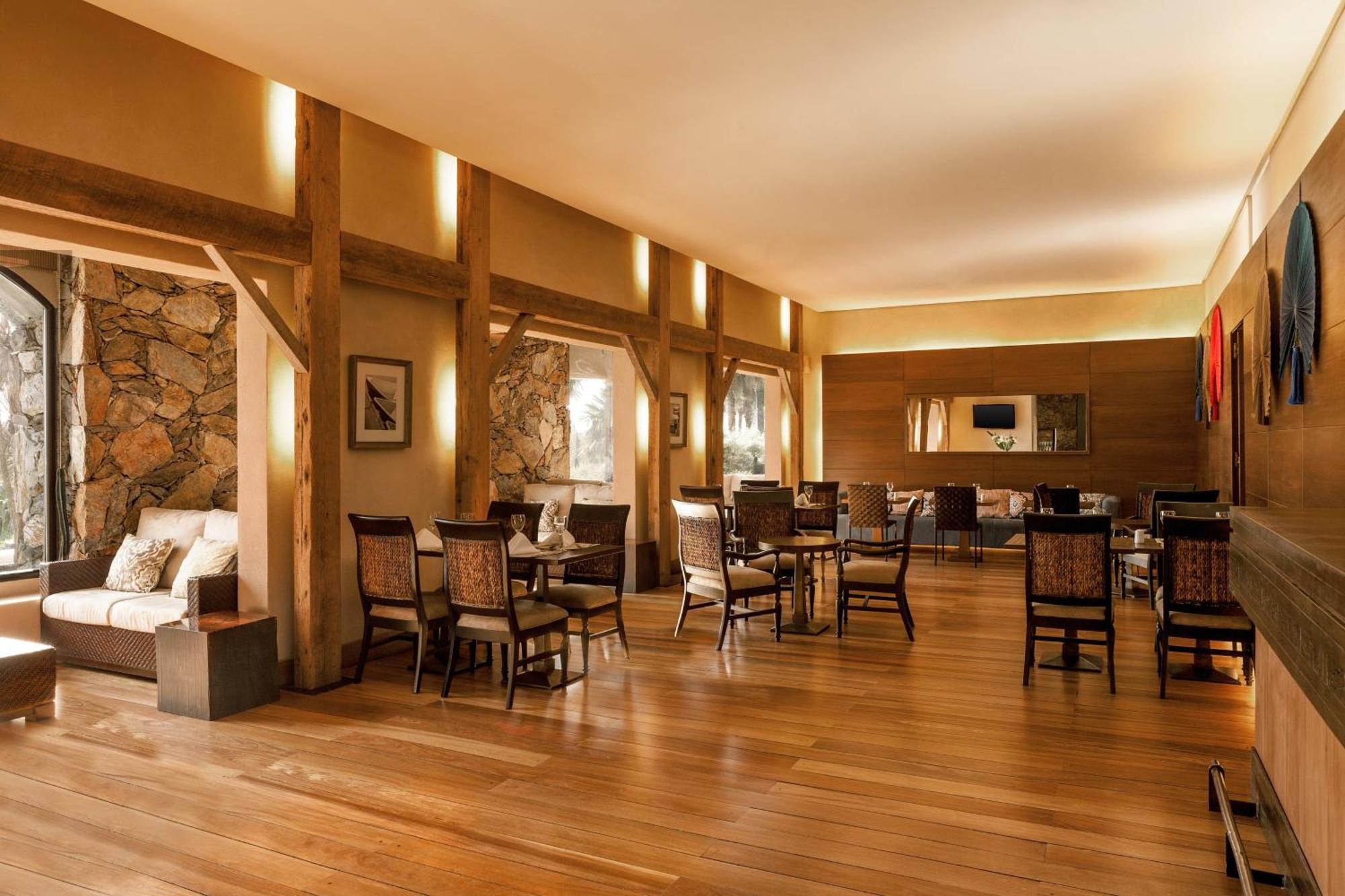 Sheraton Colonia Golf And Spa Resort Colonia del Sacramento Esterno foto The restaurant at the hotel