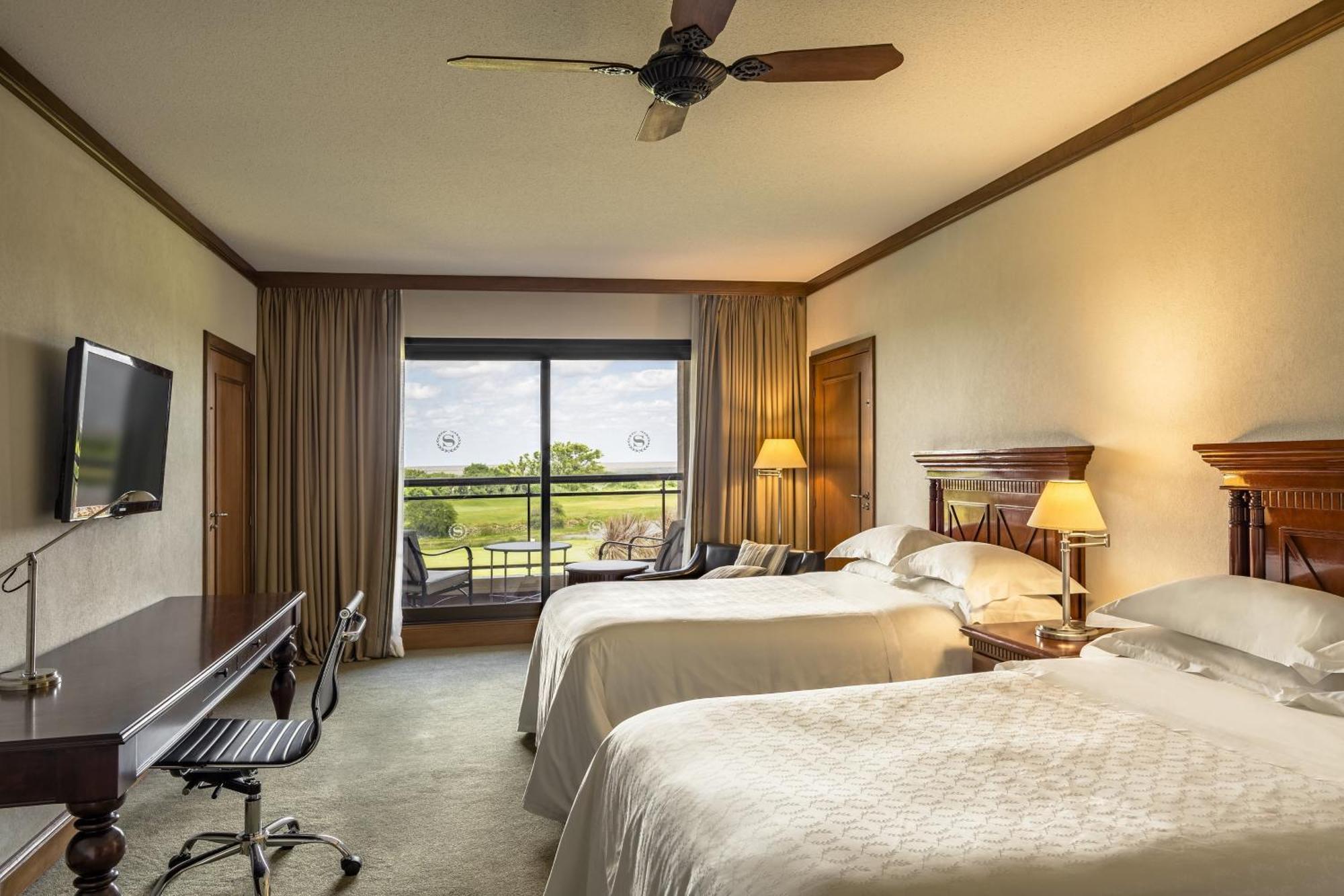 Sheraton Colonia Golf And Spa Resort Colonia del Sacramento Esterno foto A guest room at the Hilton San Diego Bayfront