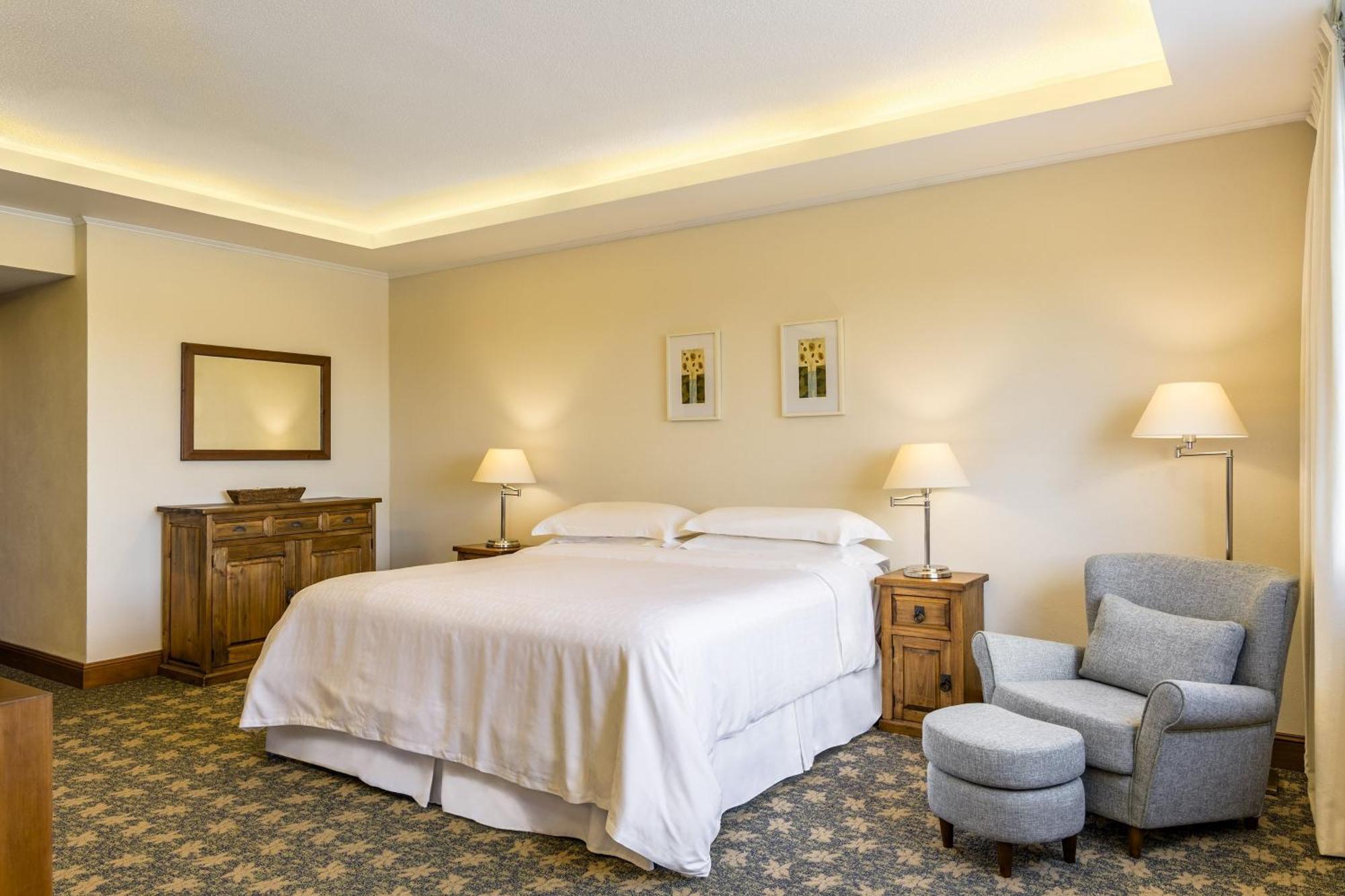 Sheraton Colonia Golf And Spa Resort Colonia del Sacramento Esterno foto A bedroom at the hotel