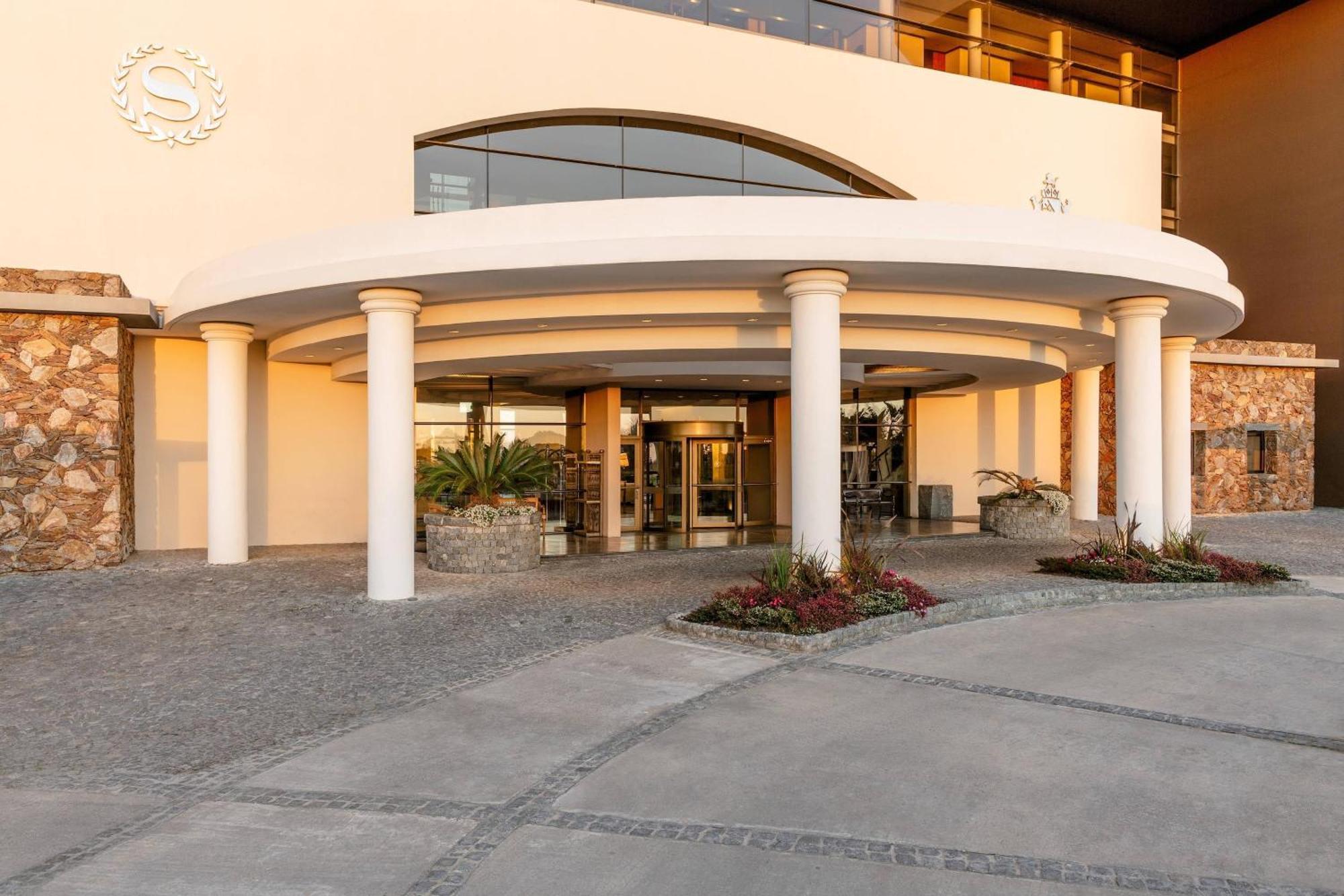 Sheraton Colonia Golf And Spa Resort Colonia del Sacramento Esterno foto Entrance of the hotel