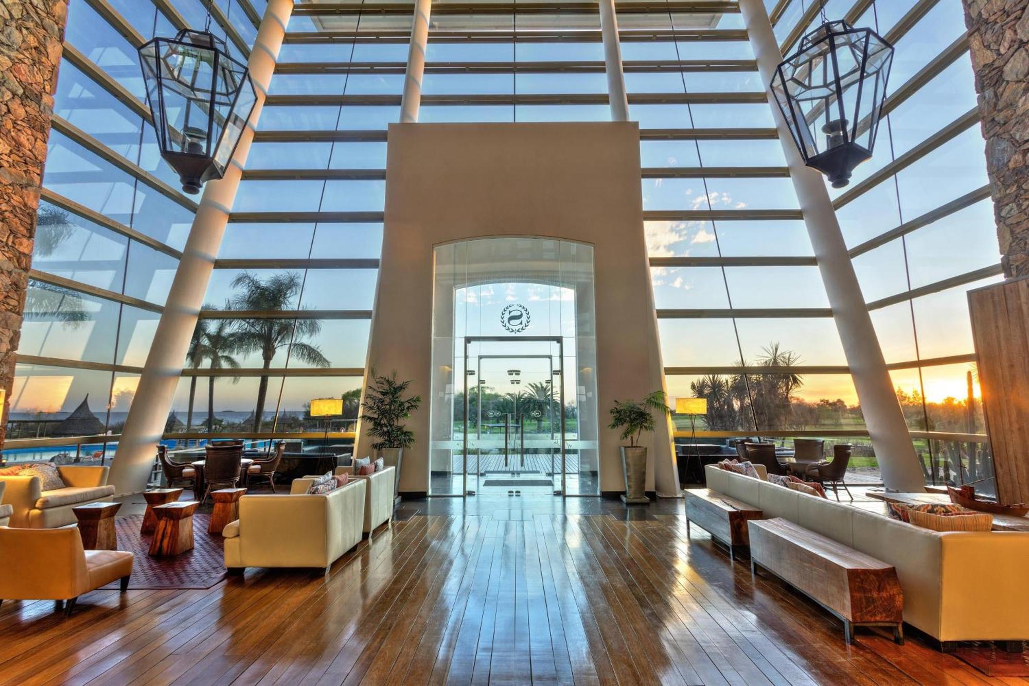 Sheraton Colonia Golf And Spa Resort Colonia del Sacramento Esterno foto The interior of the airport's VIP lounge