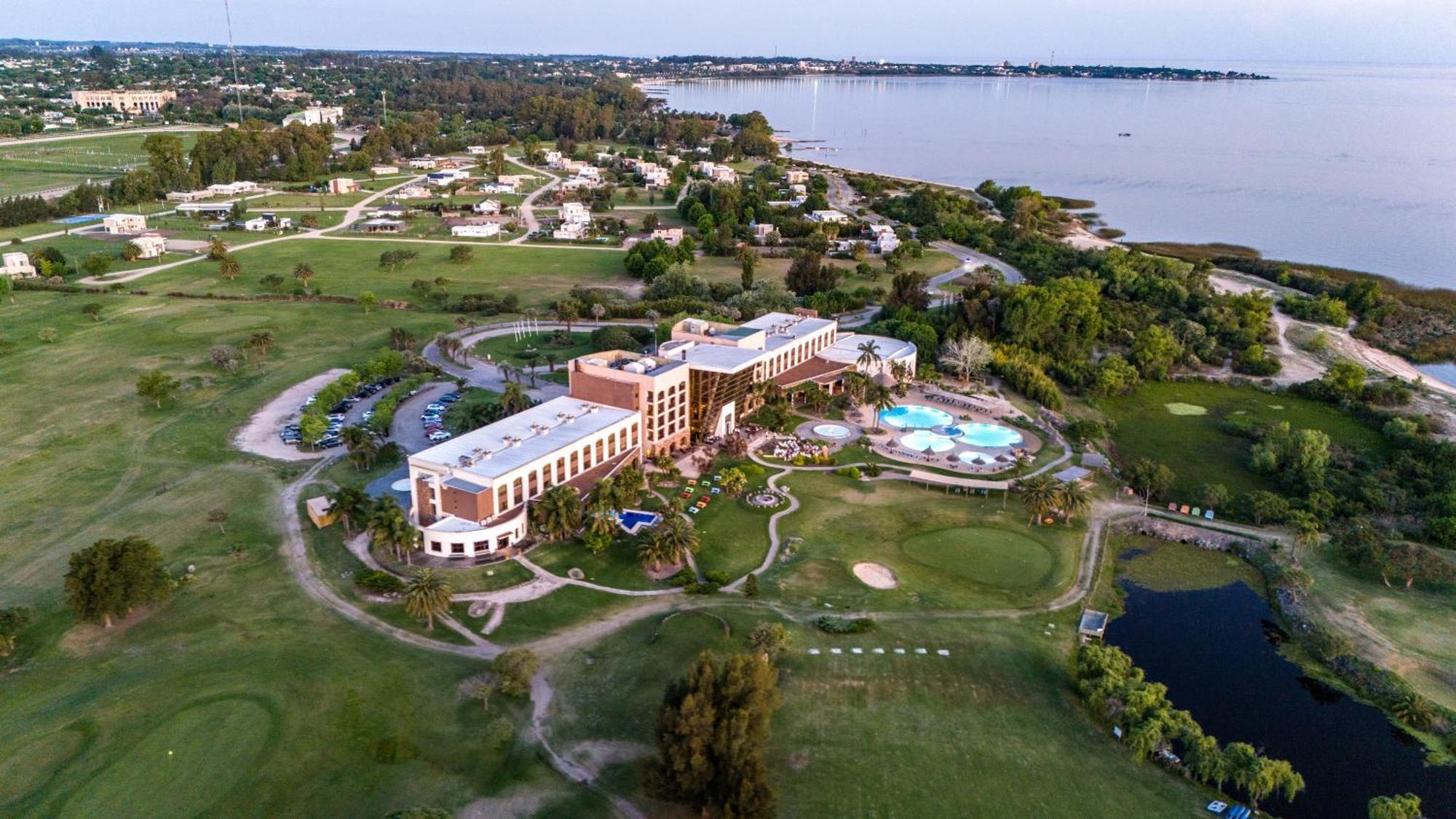 Sheraton Colonia Golf And Spa Resort Colonia del Sacramento Esterno foto Aerial view of the hotel