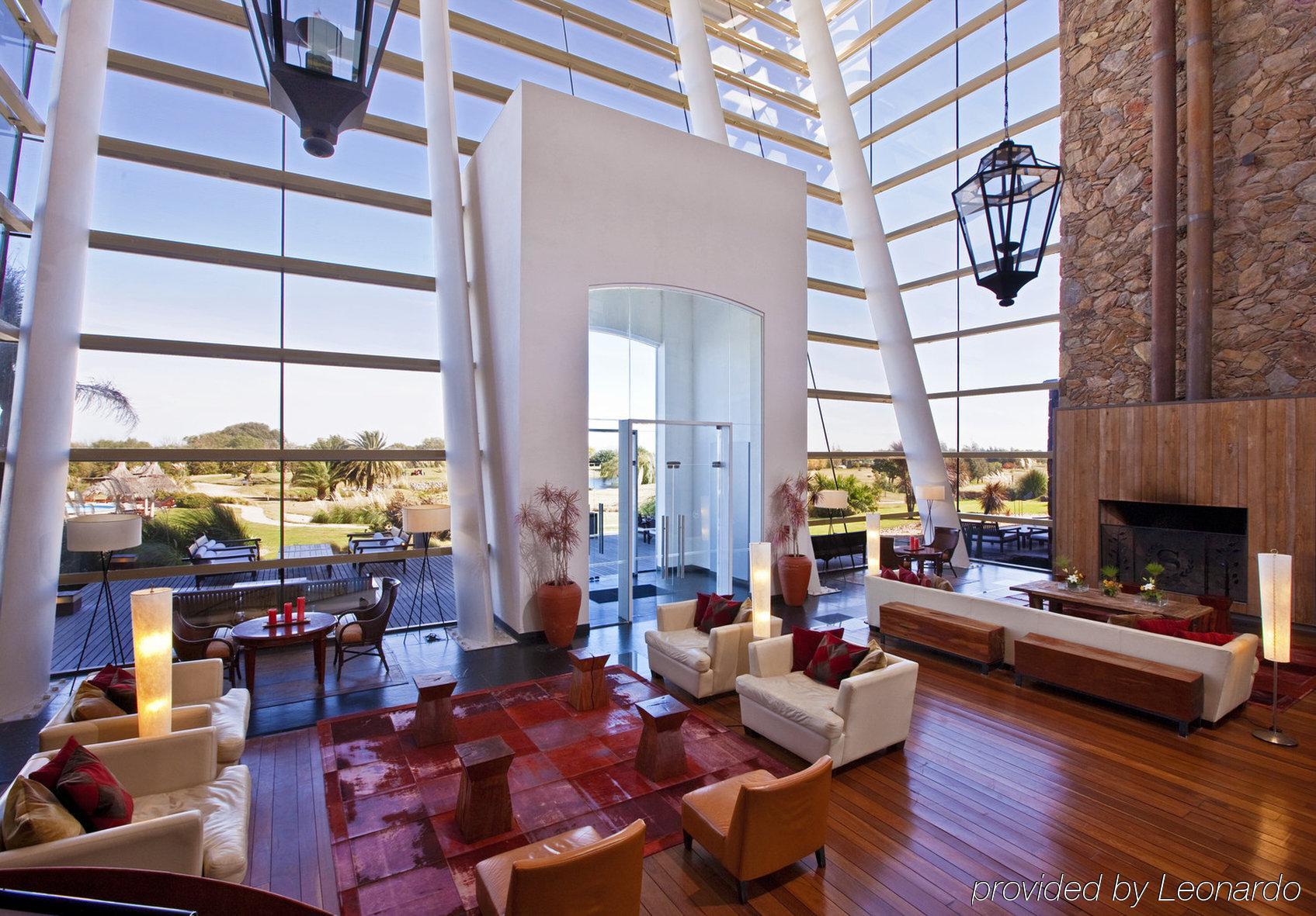 Sheraton Colonia Golf And Spa Resort Colonia del Sacramento Interno foto Interior of the clubhouse