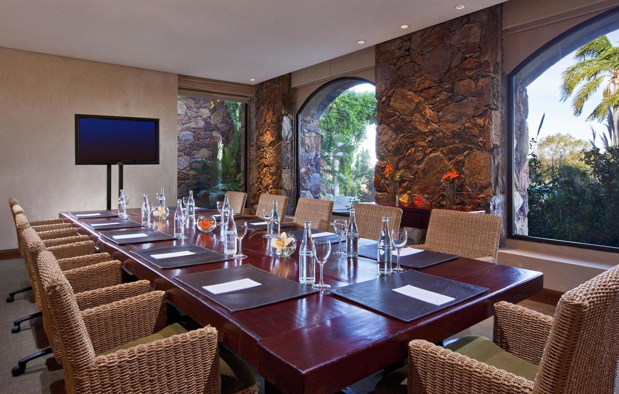 Sheraton Colonia Golf And Spa Resort Colonia del Sacramento Esterno foto Meeting room at the Four Seasons Hotel