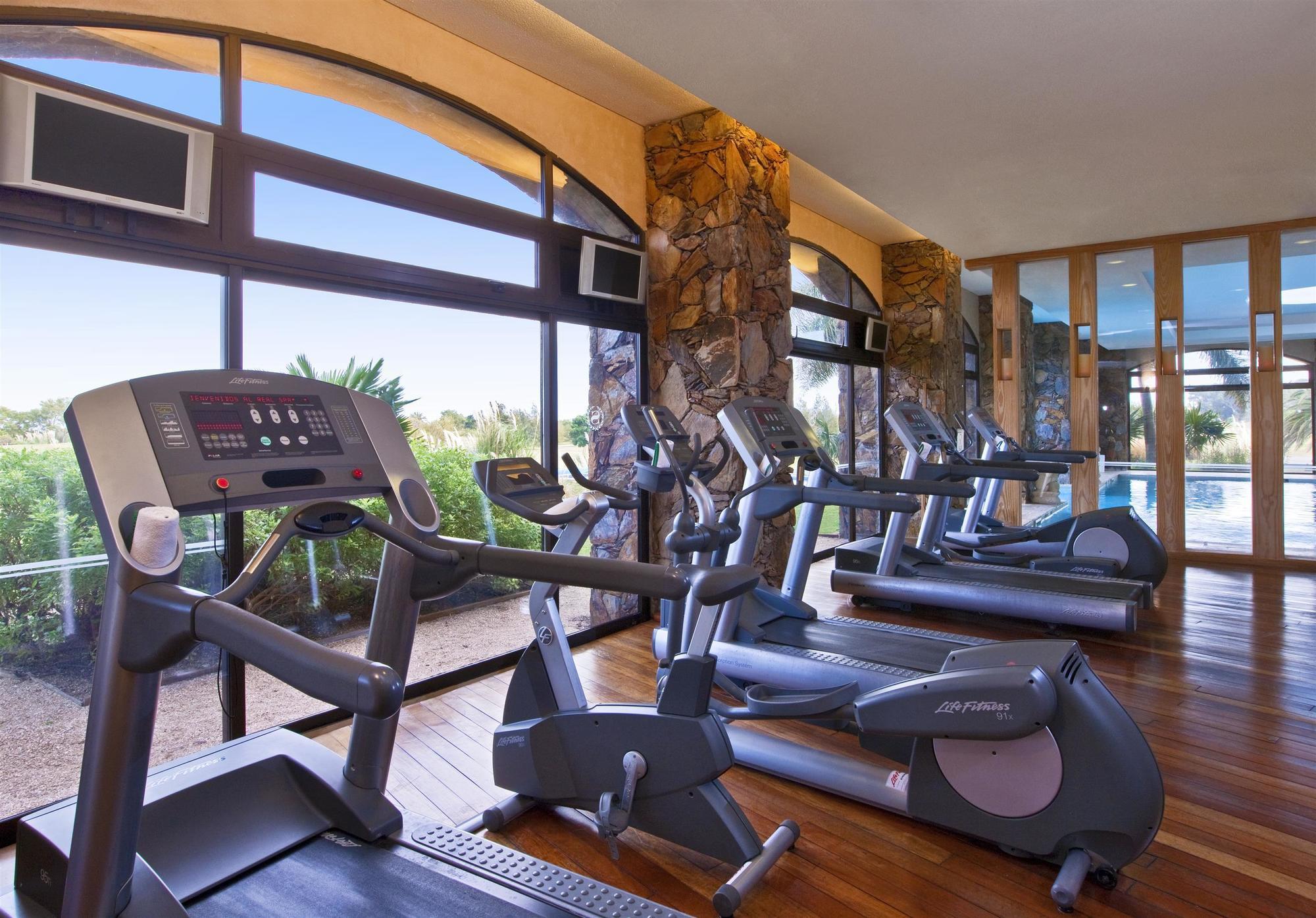 Sheraton Colonia Golf And Spa Resort Colonia del Sacramento Esterno foto A gym at a hotel